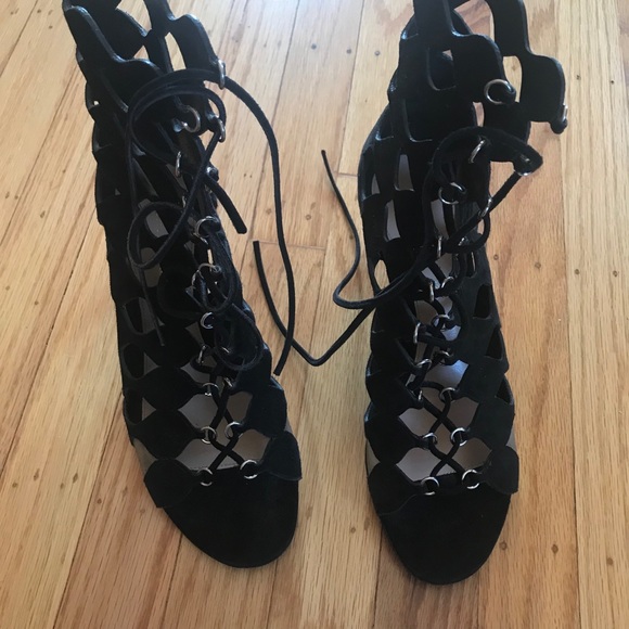 Gianvito Rossi
Curvy Cutout Lace-Up Suede Sandal - Picture 6 of 9